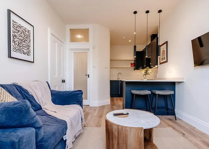 Bright & Elegant Portobello Stay