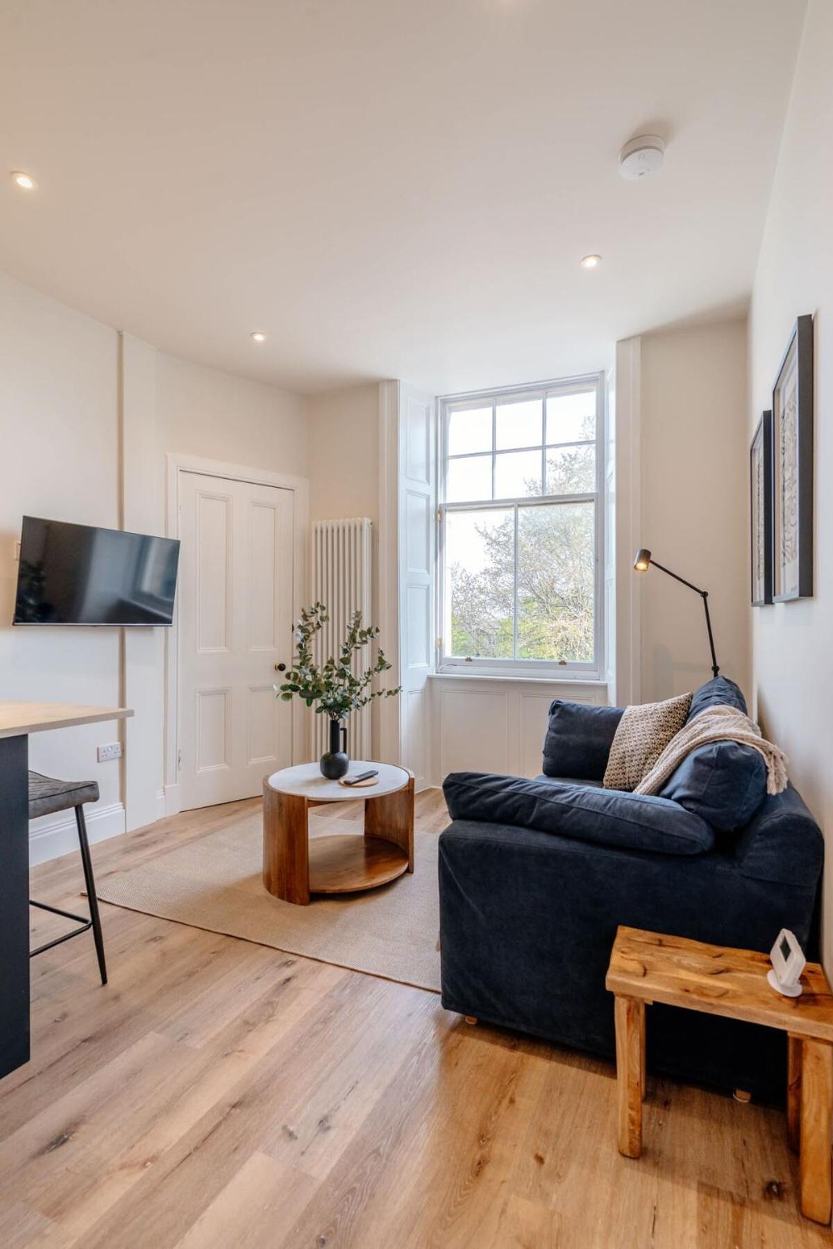 Bright & Elegant Portobello Apartment