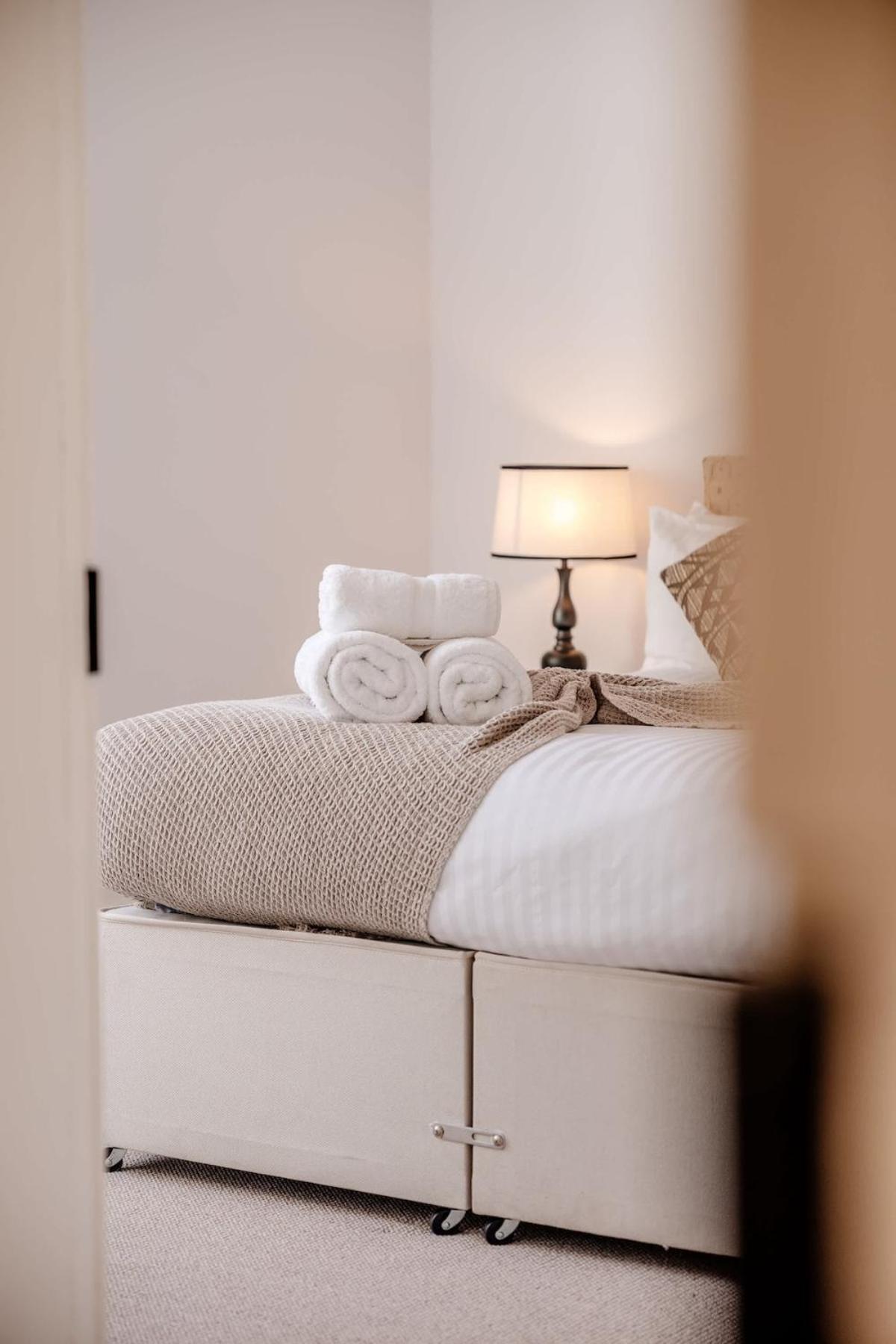 Bright & Elegant Portobello Apartment *