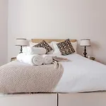 Bright & Elegant Portobello Stay